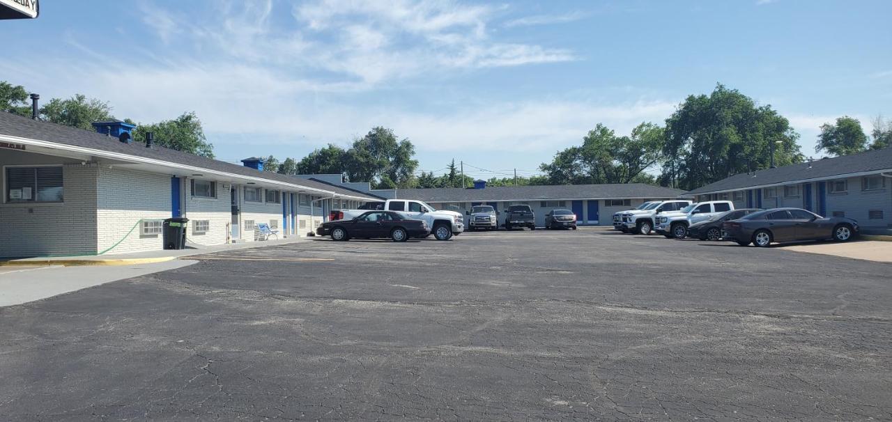 American Inn Motel Pratt Exterior photo